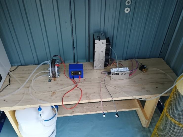 Electrolyzer and fuel cell installation on the platform